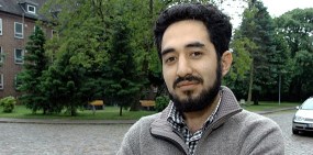 لکنت زبان کنار میرود. اعلام میکنند! احسان ابری یک کمونیست ایرانی است و اگر بازپس فرستاده شود٬ حکمش در ایران اعدام است!